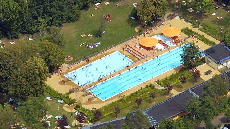 Das Gaustadter Freibad aus der Vogelperspektive  Archivbild: Ronald Rinklef