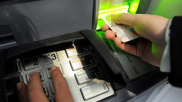 Unbekannte haben am Dienstag gewaltsam einen Geldautomaten aufgebrochen und Bargeld erbeutet. Die Polizei sucht jetzt  nach Hinweisen zu den Fl&uuml;chtigen. Foto: Marcus Brandt dpa/