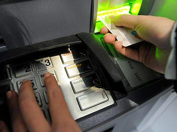 Unbekannte haben am Dienstag gewaltsam einen Geldautomaten aufgebrochen und Bargeld erbeutet. Die Polizei sucht jetzt  nach Hinweisen zu den Flüchtigen. Foto: Marcus Brandt dpa/
