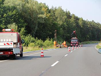 In dieser Woche wurde immer wieder an der B 505 auf Höhe von Schweinbach (Pommersfelden) gearbeitet. Dort soll eine Mautkontrollsäule angebracht werden. Foto: Franziska Rieger