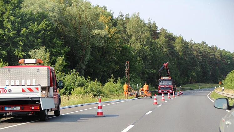 In dieser Woche wurde immer wieder an der B 505 auf Höhe von Schweinbach (Pommersfelden) gearbeitet. Dort soll eine Mautkontrollsäule angebracht werden. Foto: Franziska Rieger