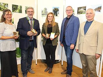 Die Fotoausstellung "Coburgs bemerkenswerte Bäume  -  Deine Fotoausstellung Stadt und Land" wurde im Naturkundemuseum eröffnet. Von links: Heike Heß, Landrat und Schirmherr Michael Busch, Lisa Güntner, Museumsdirektor Dr. Carsten Ritzau und Wolfgang Weiß. Foto: Desombre
