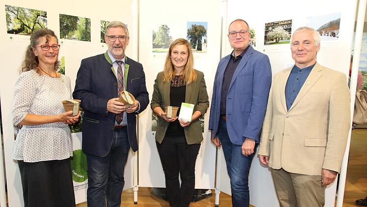 Die Fotoausstellung "Coburgs bemerkenswerte Bäume  -  Deine Fotoausstellung Stadt und Land" wurde im Naturkundemuseum eröffnet. Von links: Heike Heß, Landrat und Schirmherr Michael Busch, Lisa Güntner, Museumsdirektor Dr. Carsten Ritzau und Wolfgang Weiß. Foto: Desombre