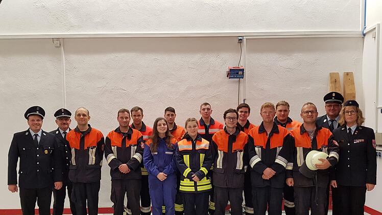 Gruppenbild mit Damen: von links Manuel Gessner (Kreisbrandmeister  und 1. Kommandant der Feuerwehr Reichenbach mit LG Windheim) mit den Prüflingen und Prüfern KBM Holger Ulrich, Christian Nöth, Fabian Nöth, Hannes Winkler, Samara Schroller, Patrick Schlembach, Laura Heinisch, Jonas Schäfer, Nico Mahr, Jonas Müller, Dominik Bieber, Lorenz Dieterle, Sebastian Nöth, Egon Gessner  (Schiedsrichter), Birgit Below (Frauenbeauftragte).