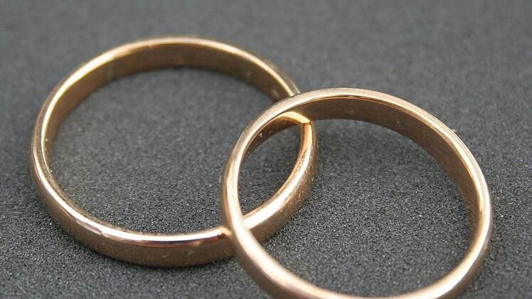 Heiraten können Hochzeitspaare nach der Aufgabe des Standesamtes in Maßbach  sowohl in Münnerstadt, als auch in den Gemeinden der  Verwaltungsgemeinschaft. Nur der Papierkram muss in Münnerstadt erledigt  werden. Symbolfoto: Dieter Britz
