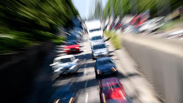 Viele Menschen pendeln zur Arbeit. Das Auto ist dabei eines der m&ouml;glichen Verkehrsmittel. Symbolbild: Sven Hoppe/dpa
