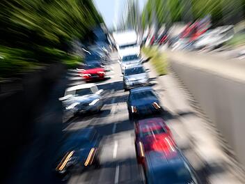 Viele Menschen pendeln zur Arbeit. Das Auto ist dabei eines der möglichen Verkehrsmittel. Symbolbild: Sven Hoppe/dpa