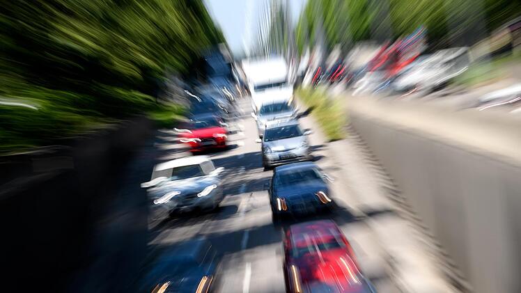 Viele Menschen pendeln zur Arbeit. Das Auto ist dabei eines der möglichen Verkehrsmittel. Symbolbild: Sven Hoppe/dpa