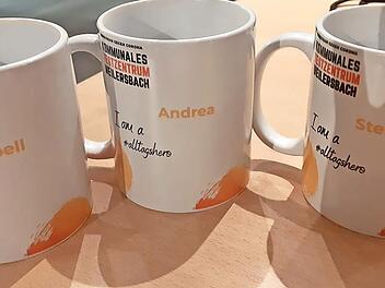 Die Helfer bekamen jeweils Tassen mit ihren Namen.