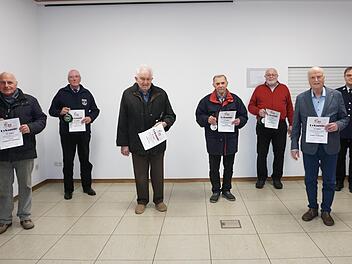Ehrungen für 70, 60 und 55 Jahre bei der Feuerwehr Wildflecken gab es für: (von links) Heinrich Gundelach, Ottmar Bohn, Walter Höhl, Erich Schmidt, Otto Kirchner und Walter Gutmann. Kommandant Georg Helfrich gratulierte. Fotos: Marion Eckert