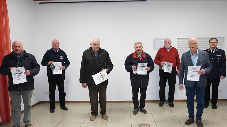 Ehrungen für 70, 60 und 55 Jahre bei der Feuerwehr Wildflecken gab es für: (von links) Heinrich Gundelach, Ottmar Bohn, Walter Höhl, Erich Schmidt, Otto Kirchner und Walter Gutmann. Kommandant Georg Helfrich gratulierte. Fotos: Marion Eckert