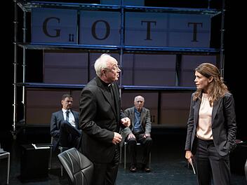 Szenenfoto aus dem Stück "Gott": Mit renommierten Schauspielerinnen und Schauspielern wartet der Theaterring bei der Premiere im Kissinger Theater am Dienstag, 11. Oktober auf.