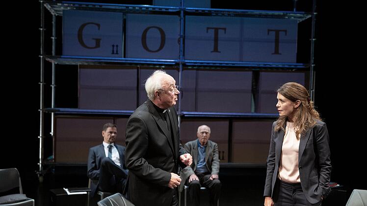 Szenenfoto aus dem Stück "Gott": Mit renommierten Schauspielerinnen und Schauspielern wartet der Theaterring bei der Premiere im Kissinger Theater am Dienstag, 11. Oktober auf.
