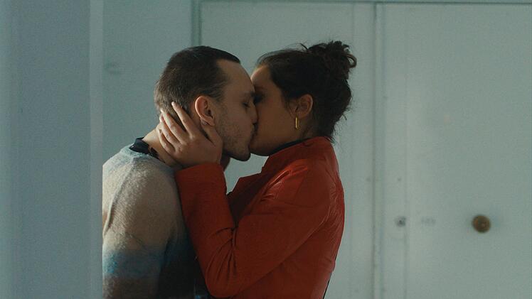 Tomas (Franz Rogowski) und Agathe (Adèle Exarchopoulos) wurden nach einer Nacht im Club zum Liebespaar.