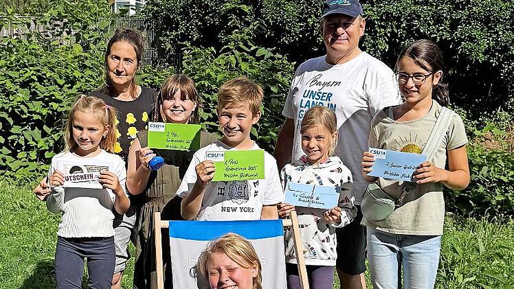 Heike Kötzner und Heribert Übelacker mit den Gewinnern des Entenrennens und der Geschicklichkeitsspiele.