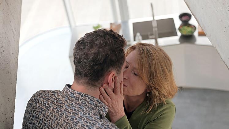 Henriette (Corinna Harfouch) und Philipp (Louis Nitsche) sind so verliebt wie zwei Teenager. Dabei ist die wohlhabende Witwe locker 25 Jahre &auml;lter als ihr neuer Freund. Kann nicht sein, was nicht sein darf?