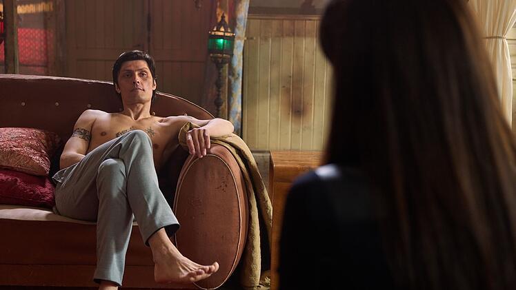 Starkoch Ansgar Hoefer (Stipe Erceg) wird von einer Journalistin befragt. Hat er etwas mit den Morden zu tun?