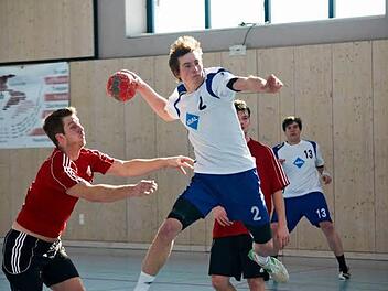 Der Niederlindacher Spielmacher Christian Gottesbüren findet im Spiel gegen Erlangen-Bruck die Lücke in der gegnerischen Abwehr und wirft auf das gegnerische Tor. Foto: privat