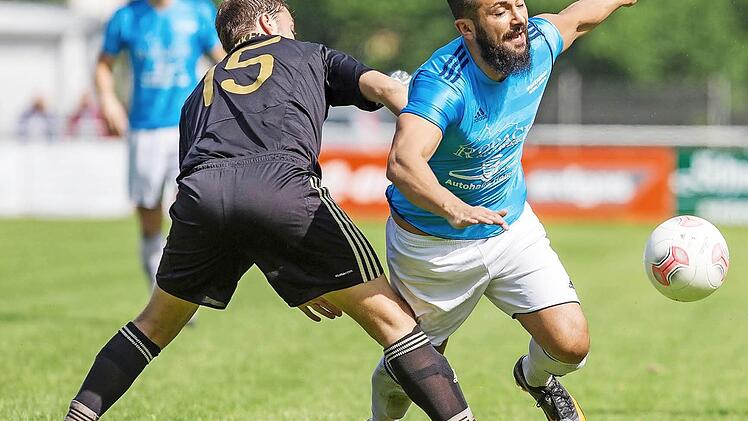 Zum Abschied gestrauchelt sind die Redwitzer. Hier wird der Redwitzer Mehmet Catlakcan (rechts) vom Merkendorfer Josef Lorber gefoult.  Foto: Uwe Gick