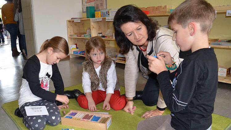 Rektorin Barbara Baur-Huther, zugleich auch Klassenleiterin der Klasse 1/2 in Amlingstadt, zeigte zusammen mit Nelly, Michelle und Hennig Eltern und Gästen wie Mathematik-Unterricht auch stattfinden kann.  Foto: Andrea Spörlein