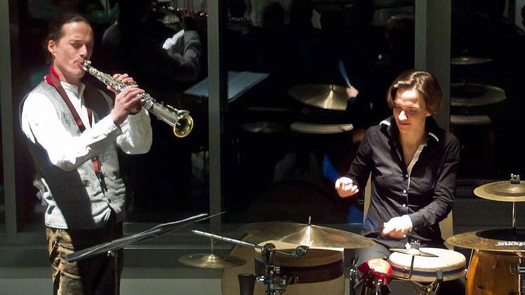 "Ensemble Nu:n": Gert Anklam (Saxofon) und Nora Thiele (Perkussion) beim Gastspiel im Glasmuseum. Foto: Jochen Berger