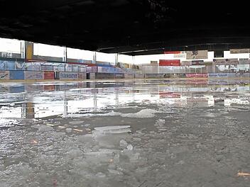 Seit einigen Tagen herrscht Tauwetter im Höchstadter Eisstadion. Foto: Andreas Dorsch
