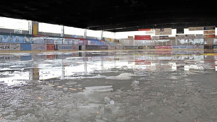 Seit einigen Tagen herrscht Tauwetter im Höchstadter Eisstadion. Foto: Andreas Dorsch