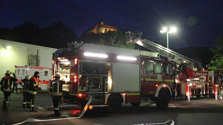 Mit zehn Fahrzeugen war die Feuerwehr angerückt. Beide Drehleitern und zwei Tanklöschfahrzeuge kamen zum Einsatz.
