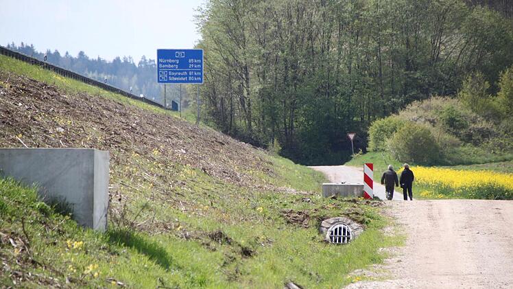Auf der westlichen, Bad Staffelstein zugewandten Seite der Autobahn ist alles schon für den Beginn der Bauarbeiten vorbereitet - die Bäume und Sträucher sind bereits im März gefallen.  Foto: Matthias Einwag
