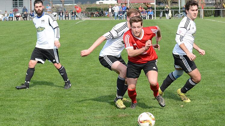 Gleich mit drei Kothenern (von links: Sebastian Ögretmen, Marius Gruber, Georg Schwarz) nimmt es hier Diebachs Marcus Hein auf. Foto: ssp