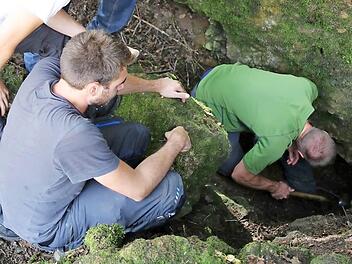 Mit seinen Studenten erkundet Alfons Baier die Welt der Dolinen.  Foto: Franz Galster