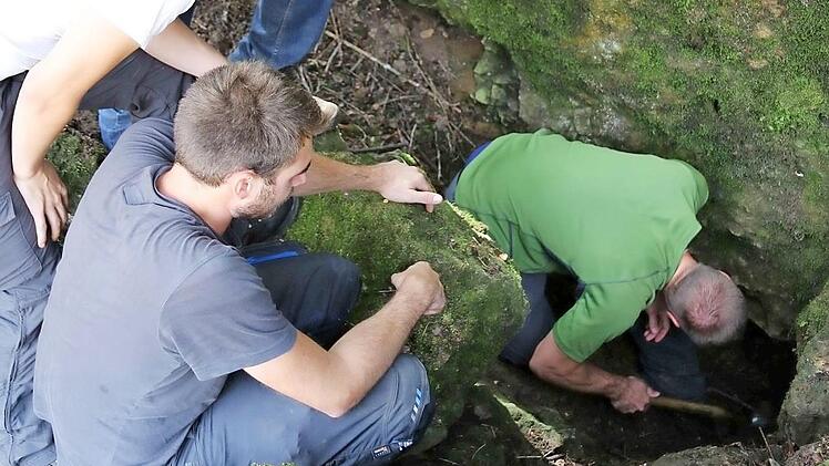 Mit seinen Studenten erkundet Alfons Baier die Welt der Dolinen.  Foto: Franz Galster