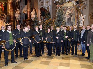 Die Parforcegruppe des Bayerischen Jagdschutz- und Jägervereins Lichtenfels und Basilikaorganist Georg Hagel (Zweiter von rechts) gestaltete die Hubertusmesse in der Basilika Vierzehnheiligen.Andreas Welz