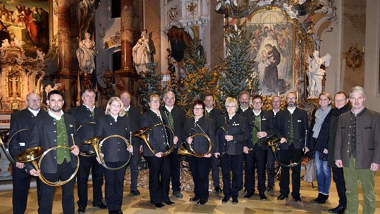 Die Parforcegruppe des Bayerischen Jagdschutz- und Jägervereins Lichtenfels und Basilikaorganist Georg Hagel (Zweiter von rechts) gestaltete die Hubertusmesse in der Basilika Vierzehnheiligen.Andreas Welz