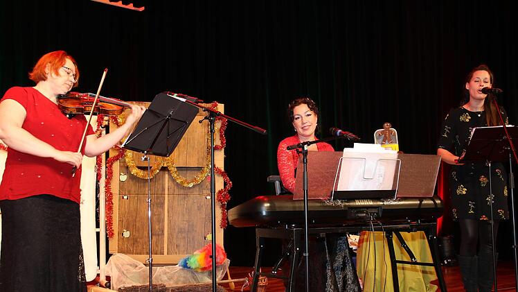 Bojana Blohman spielte "Ein Stern strahlt durch die Nacht" und eine besondere Version von "Stille Nacht". Foto: Wolfgang Desombre