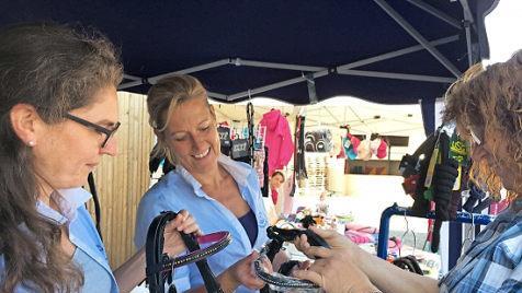 Mama Marion Seebauer (l.) muss an ihrem Stand arbeiten.
