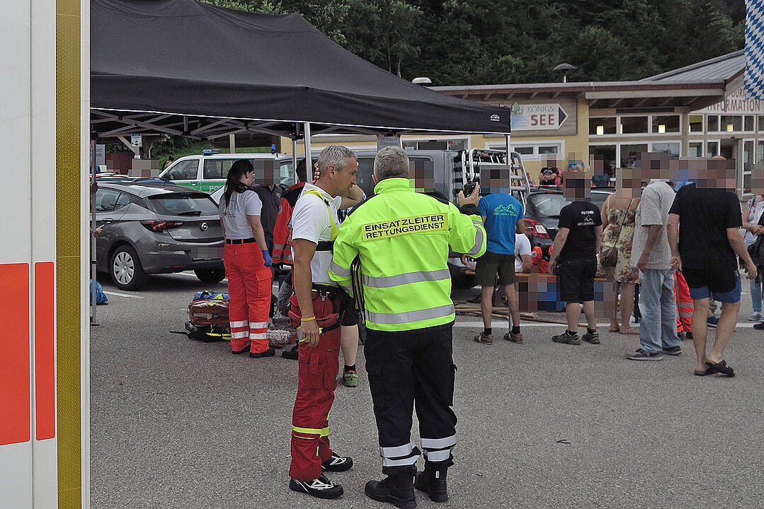 Rennwagen verliert Kontrolle und rast in Zuschauer – mindestens sieben Verletzte in Oberbayern