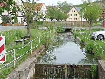 Der heutige Dorfkern von Reitsch mit dem Grünbach. Vor allem dieser Bereich soll bei der Dorferneuerung saniert werden. Foto: Gerd Fleischmann