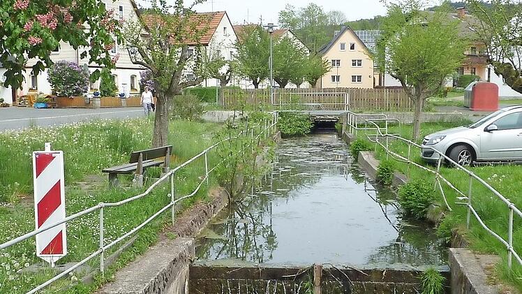 Der heutige Dorfkern von Reitsch mit dem Grünbach. Vor allem dieser Bereich soll bei der Dorferneuerung saniert werden. Foto: Gerd Fleischmann
