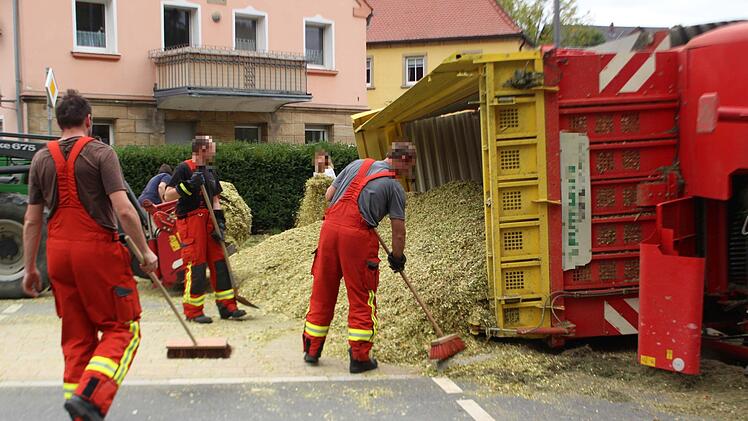 In Oberfranken geriet ein Traktor ins Schleudern und kippte um. In seinem Anh&auml;nger hatte er Mais geladen, der sich auf der Staatsstra&szlig;e 2163 &uuml;ber die komplette Fahrbahn ergoss. Zur Bergung musste die Feuerwehr ausr&uuml;cken.  Foto: NEWS5 / Holzheimer