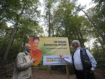 Die UN-Dekade Biologische Vielfalt hat den Bad Kissinger Wald f&uuml;r die Seele als offizielles Projekt vorgestellt und auf diese Weise ausgezeichnet. Unser Bild zeigt Dr. Joachim Galuska, Initiator des Waldes f&uuml;r die Seele, und Hans Scholten, Mitglied der Jury, die den Wald f&uuml;r die Seele einstimmig als Projekt der UN-Dekade ausgew&auml;hlt hat.  Siegfried Farkas