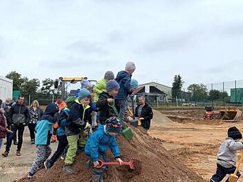 Die Kinder hatten sichtlich Spaß beim Einweihen der Baustelle. Fotos: Richard Sänger