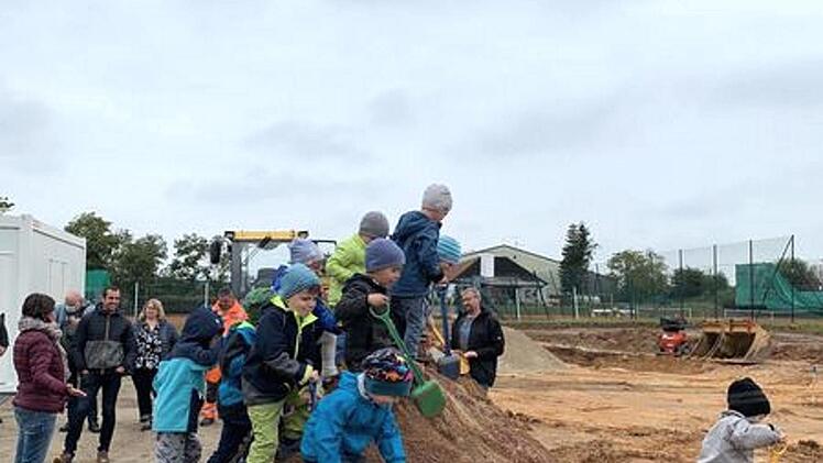Die Kinder hatten sichtlich Spaß beim Einweihen der Baustelle. Fotos: Richard Sänger