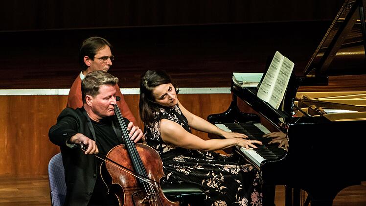 Lázló Fenyö und Julia Okruashvili bei ihrem Auftritt im Kongresshaus Rosengarten in Coburg.Foto: Jochen Berger
