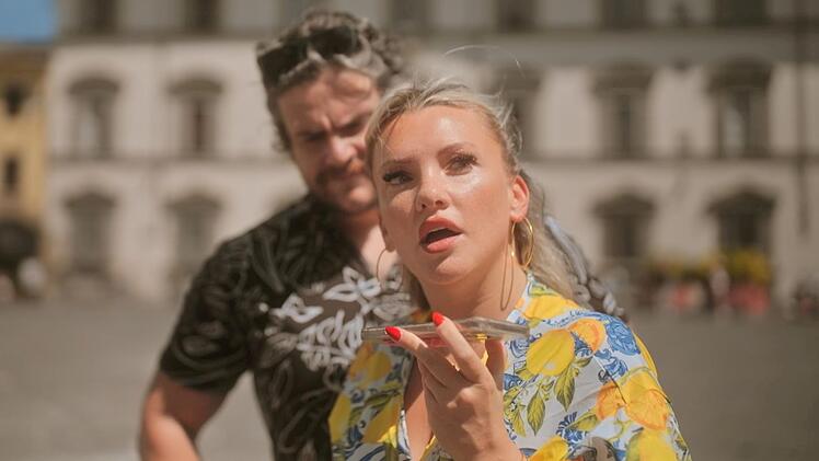 W&auml;hrend sich Evelyn Burdecki Florenz anschaut, bekommt sie pl&ouml;tzlich einen beunruhigenden Anruf.