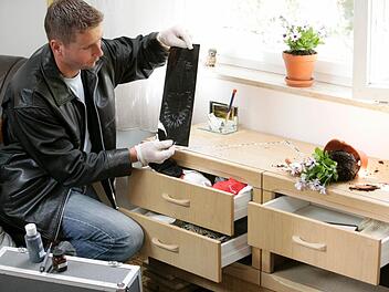 In Deutschland wird im Schnitt alle vier Minuten in eine Wohnung eingebrochen. Das gibt jedesmal auch Arbeit für die Spurensicherung der Kripo. Foto: Daniel Karmann/dpa