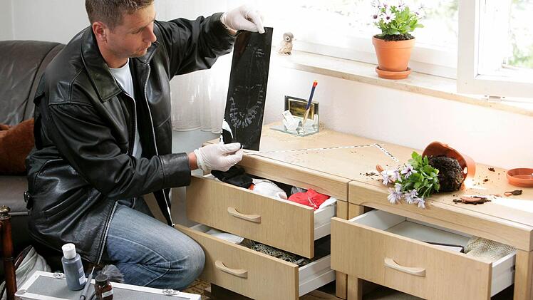 In Deutschland wird im Schnitt alle vier Minuten in eine Wohnung eingebrochen. Das gibt jedesmal auch Arbeit für die Spurensicherung der Kripo. Foto: Daniel Karmann/dpa