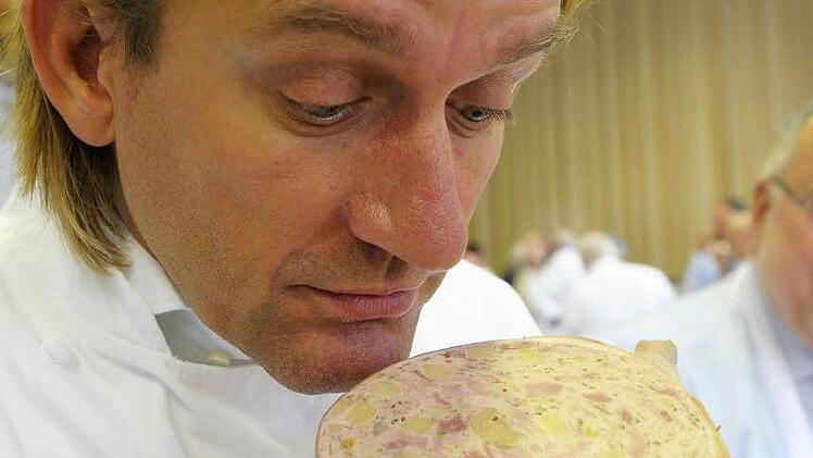Der Fernsehkoch Frank Buchholz begutachtet einen Saumagen.  Foto: dpa