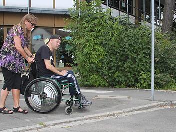 Ein paar Zentimeter Bordsteinkante entscheiden darüber, ob Sven Werner eine Wegstrecke allein meistern kann oder Hilfe braucht. In der Negeleinstraße überwindet er die Barriere nur dank der Unterstützung von Dagmar Keis-Lechner. Fotos: Dagmar Besand