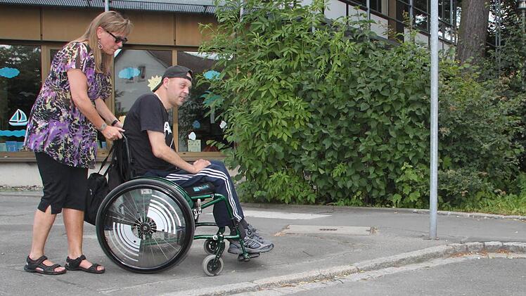 Ein paar Zentimeter Bordsteinkante entscheiden darüber, ob Sven Werner eine Wegstrecke allein meistern kann oder Hilfe braucht. In der Negeleinstraße überwindet er die Barriere nur dank der Unterstützung von Dagmar Keis-Lechner. Fotos: Dagmar Besand